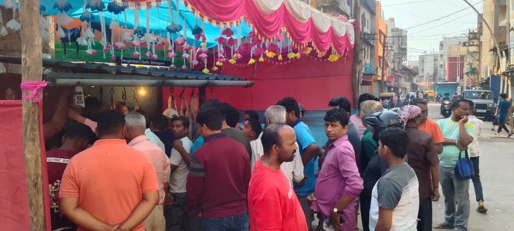 बेळगावकरांनी मारला मांसाहारावर ताव Belgaum residents showed enthusiasm for mutton and chicken food