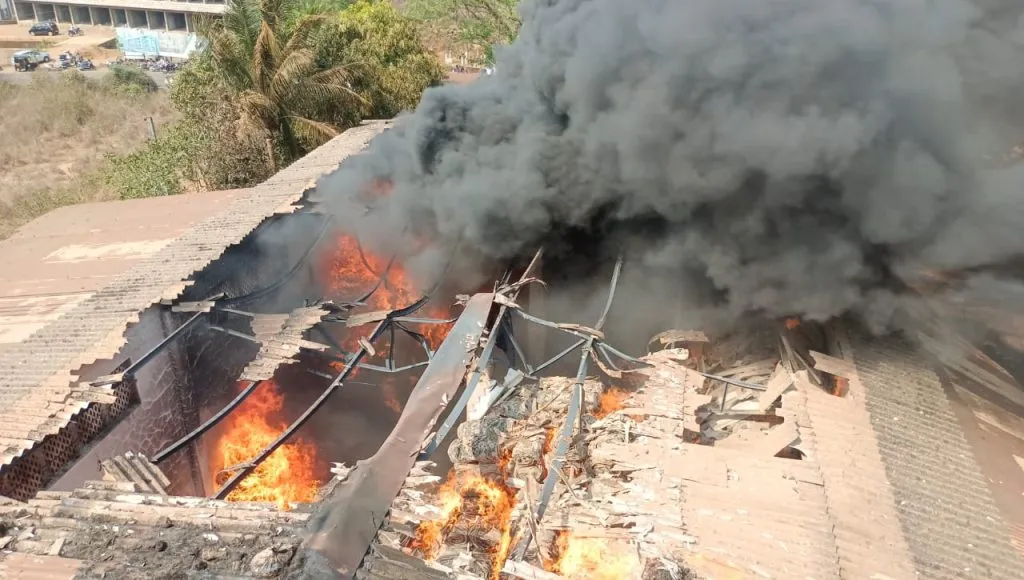 वणव्यामुळे भंगार गोदाम खाक Scrap warehouse gutted due to wildfire