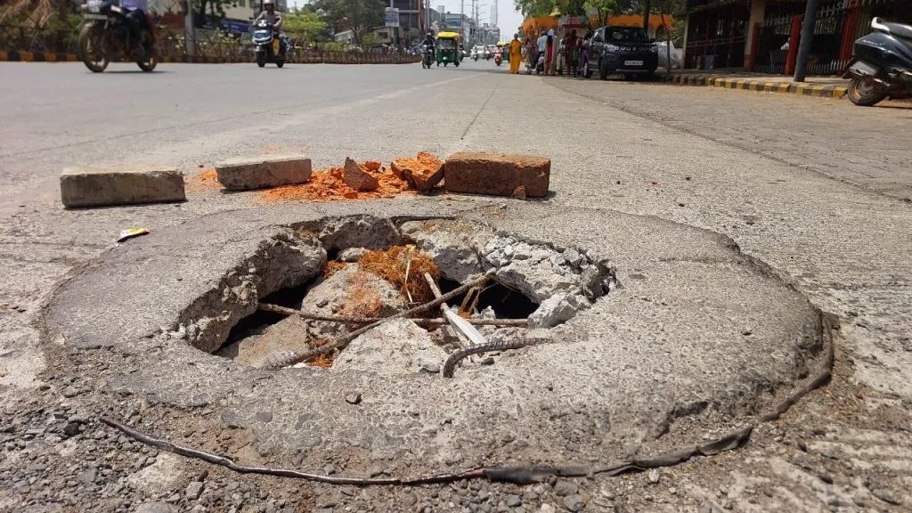 गोवावेस सर्कल येथील धोकादायक ड्रेनेज झाकणाकडे दुर्लक्ष Dangerous drainage cover at Goave Circle ignored
