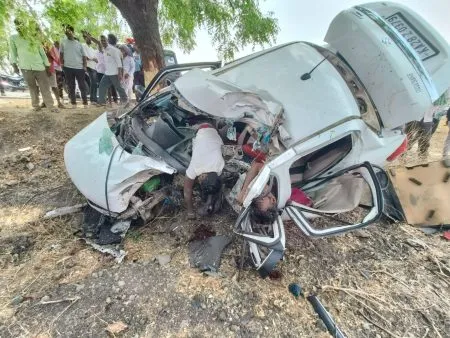 कार अपघातात तिघेजण ठार Three killed in car accident