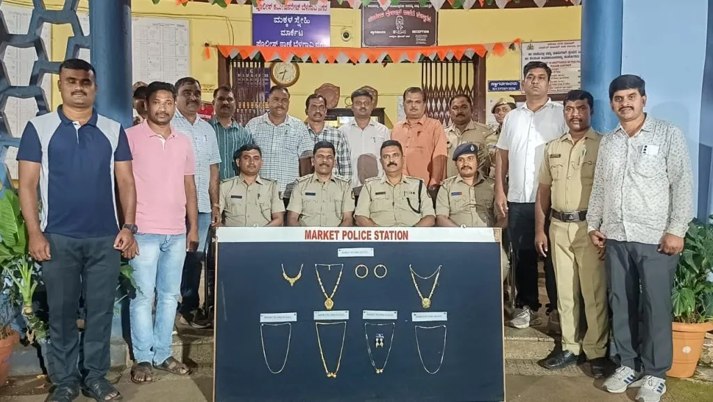 बसस्थानकावर दागिने चोरणाऱ्या टोळीला अटक Gang of jewellers arrested at bus stand