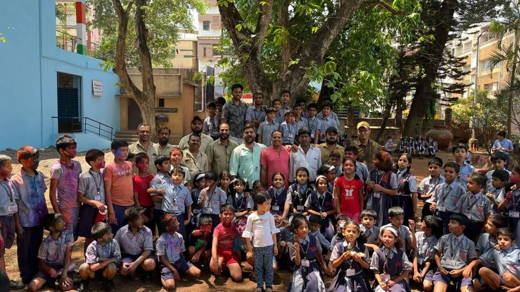 Rickshaw pullers' last day of school with toddlers