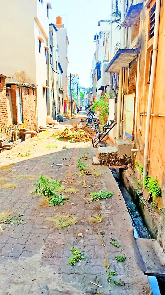 Piles of sewage and garbage piled up in the ditches in Shivajinagar