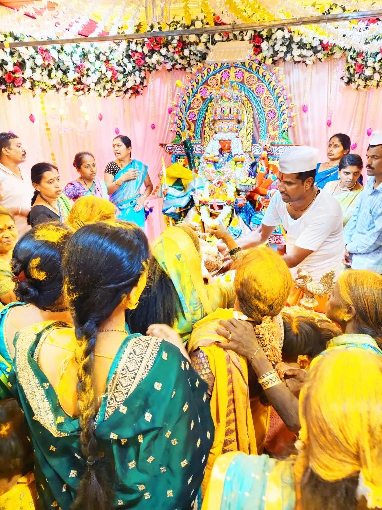 Crowd of devotees for darshan of Shri Mahalakshmi Devi