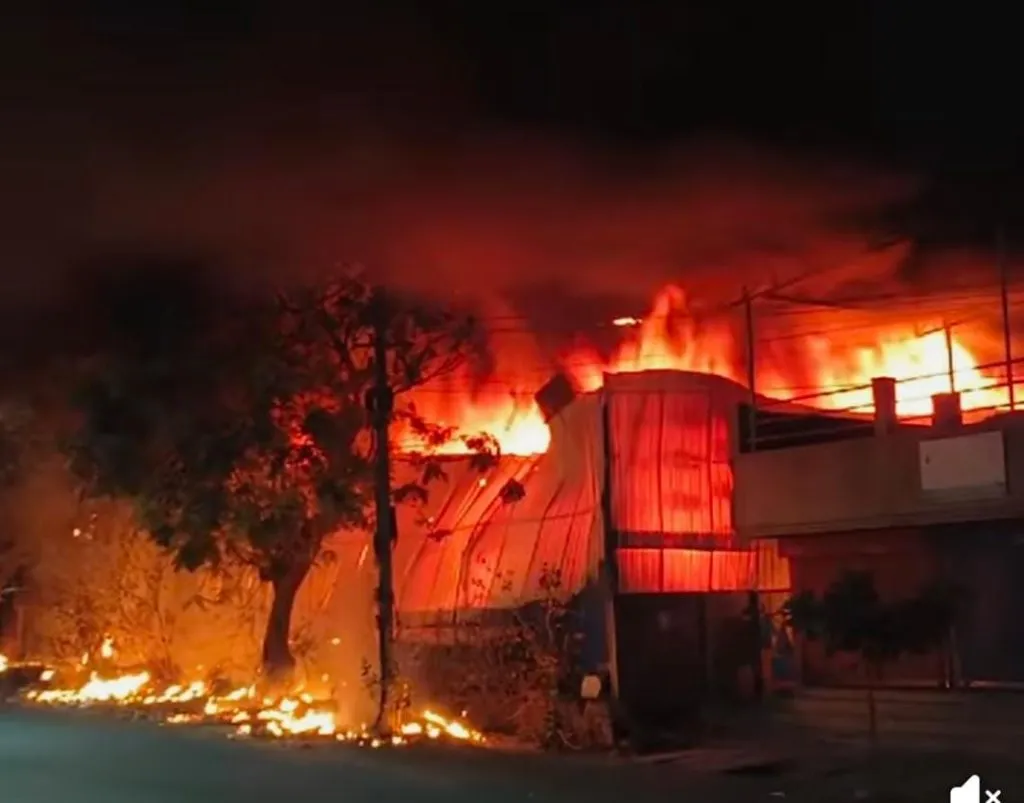 ऑटोनगरमध्ये कार गॅरेजला भीषण आग Massive fire breaks out at car garage in Autonagar