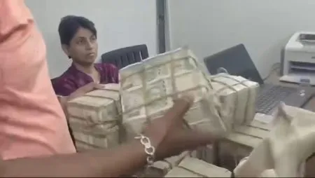 खंडणीखोर महिलेकडं सापडलं घबाड Trove Found with Extortionist Woman