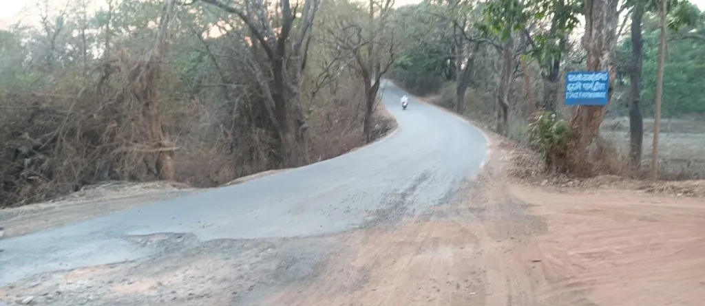 खानापूर-जांबोटी रस्त्यावरील खड्ड्यामुळे प्रवास धोकादायक Potholes on Khanapur-Jamboti road make travel dangerous