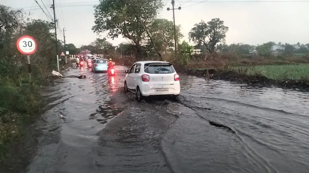 तापलेल्या उन्हानंतर पावसाच्या सरी Rain showers after the scorching sun