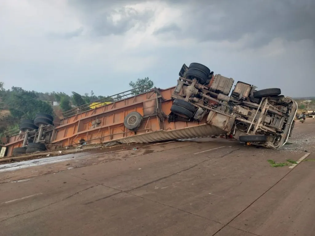 भीषण अपघातात सात वाहनांचे नुकसान Seven vehicles damaged in horrific accident