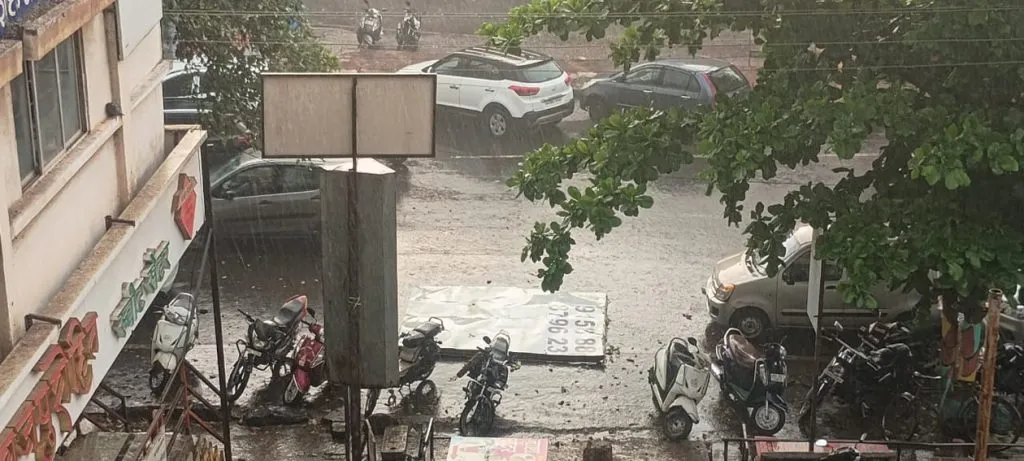 Hoarding accident similar to Mumbai averted in Karad