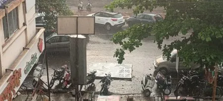 कराडात मुंबईतील होर्डिंग दुर्घटनेची पुनरावृत्ती टळली Hoarding accident similar to Mumbai averted in Karad