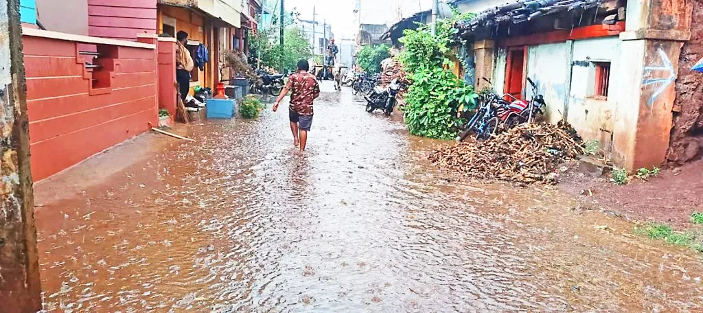 Heavy rains lashed the eastern part of the taluka