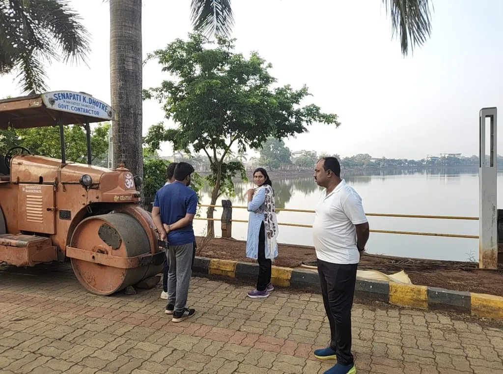 A pile of garbage on the banks of the fort lake