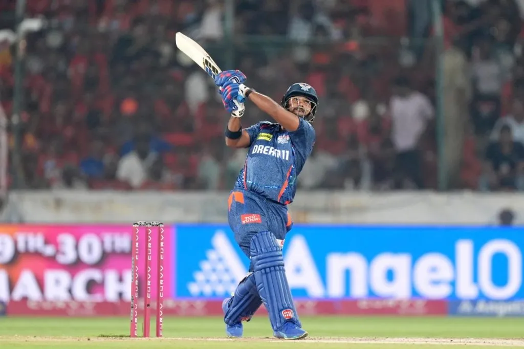 लखनौने विजयाचे खाते उघडले, हैदराबादला होमग्राऊंडवर लोळवले Lucknow opens account of victory, thrashes Hyderabad on home ground