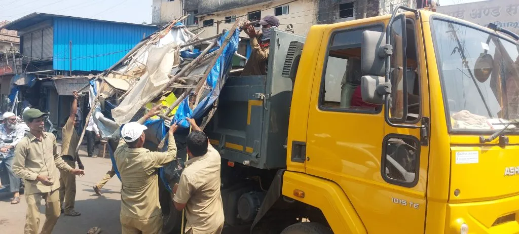 दुसऱ्या दिवशी 100 अतिक्रमणे जमीनदोस्त 100 encroachments demolished on the second day