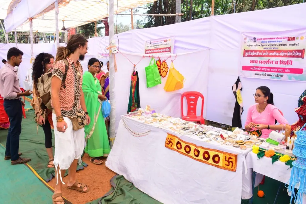 Ganpatipule Saras Exhibition Attracts Foreign Tourists