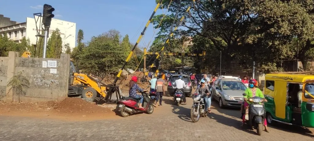 दुसऱ्या रेल्वेगेट फाटकावर वाढतोय रहदारीचा ताण Traffic congestion is increasing at the second railway gate.