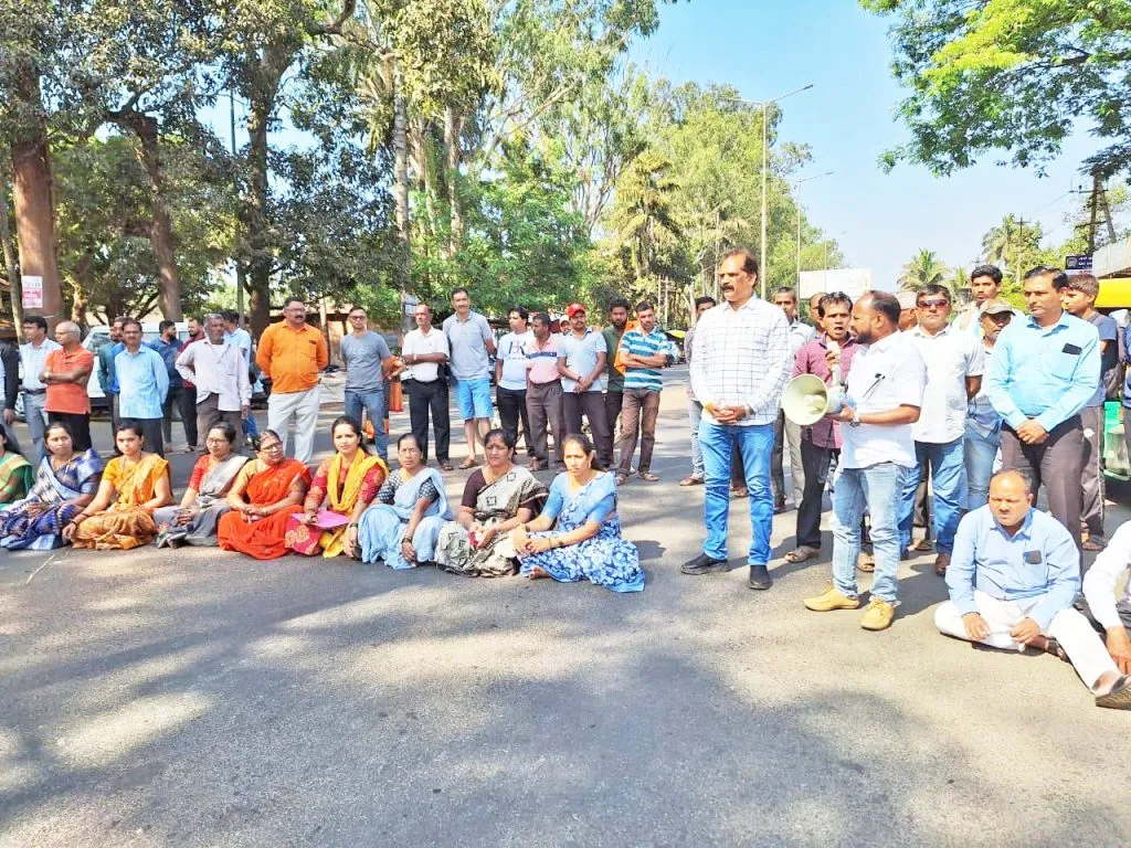 Gram Panchayat blocks roadblock against jammers in Hindalga jail