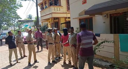 वृद्धेचे दागिने पळविणाऱ्या चोरट्याला अटक Thief arrested for stealing elderly woman's jewelry