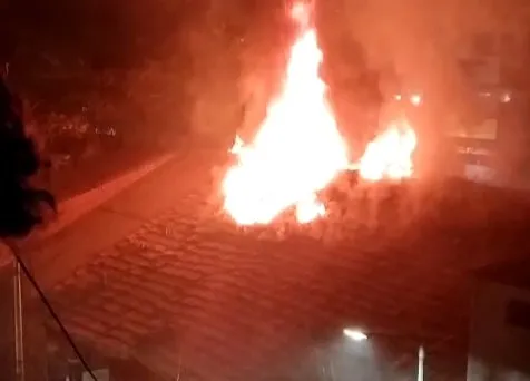 फटाका गोडाऊनला आग, पाच घरे बेचिराख Fire at firecracker warehouse, five houses gutted