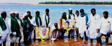 राज्य सरकार विरोधात कृष्णा नदीत आंदोलन Protest in Krishna River against the state government