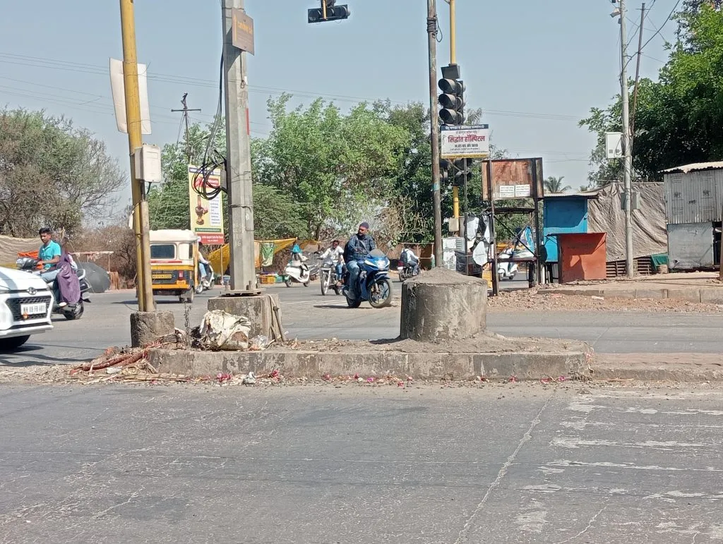 Rush of street vendors along the roadside in the suburbs
