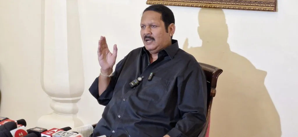 लुटारु औरंग्याची कबर उखडून टाका Remove the grave of the plunderer Aurangzeb