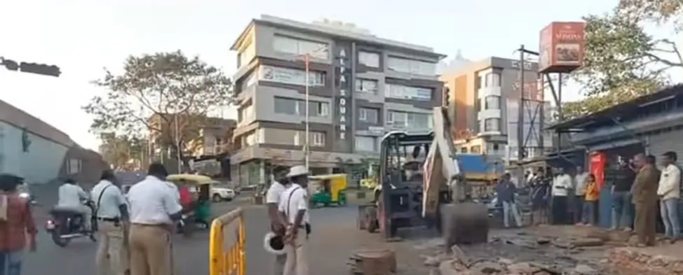 कनकदास सर्कल येथील अतिक्रमणावर मनपाचा हातोडा Municipality's hammer on encroachment at Kanakdas Circle