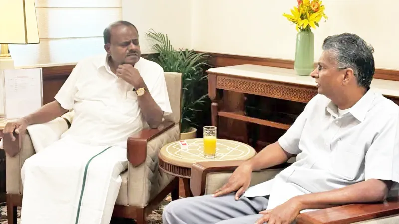 Minister Satish Jarkiholi meets Kumaraswamy, Deve Gowda