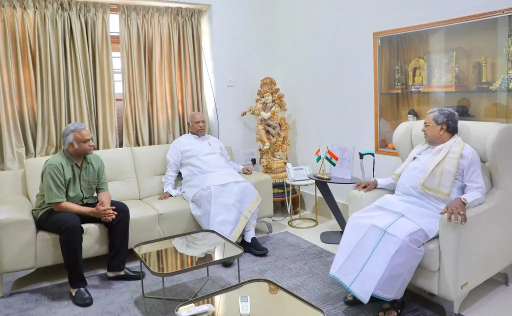 Mallikarjun Kharge-Siddaramaiah meeting creates curiosity