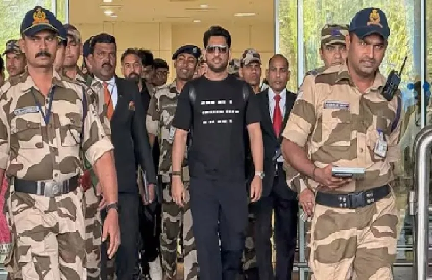 Dhoni leaves for Delhi