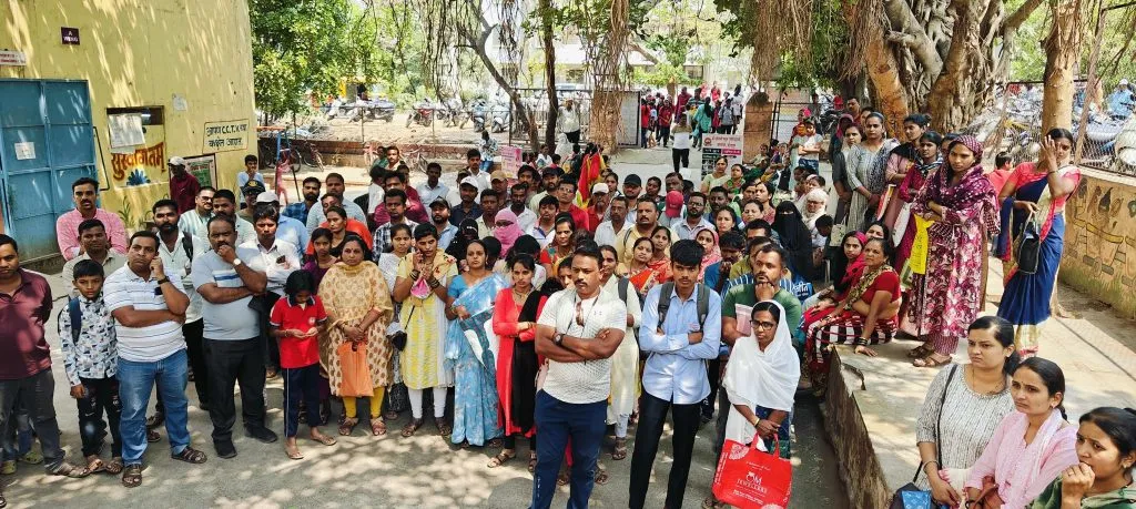 मनपा शाळेत प्रवेशासासाठी पालकांची गर्दी Parents crowd municipal school for admissions
