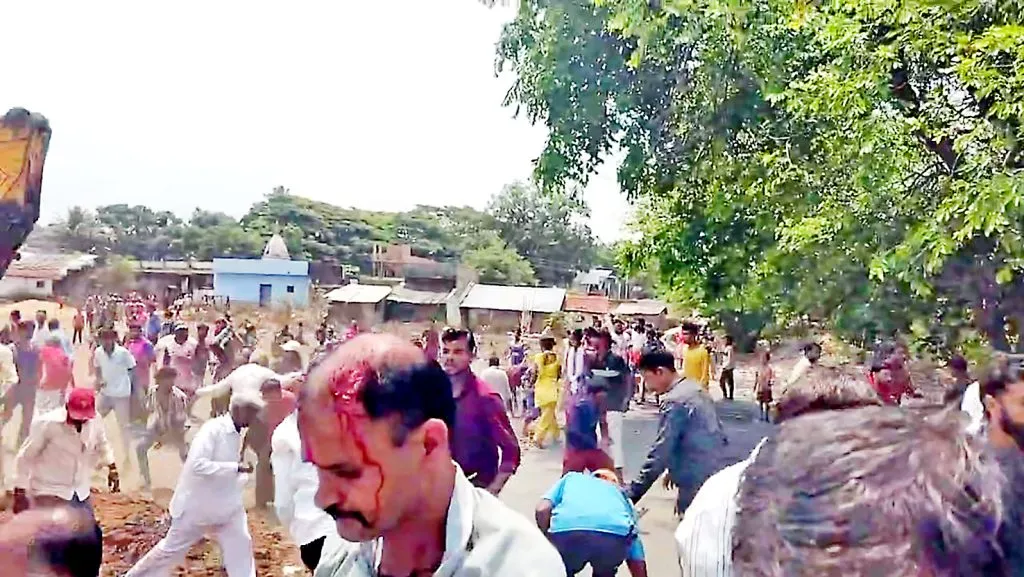 खानापुरात जागेच्या वादावरून दोन गटात तुंबळ हाणामारी A violent clash broke out between two groups over a land dispute in Khanapur.