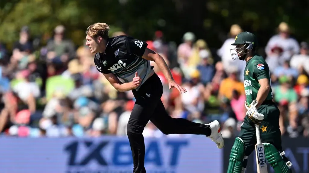 New Zealand thrash Pakistan