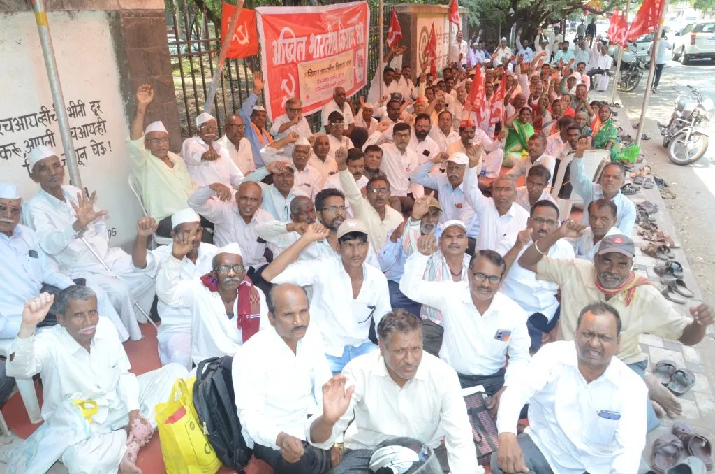 Sit-in protest by temple landholding farmers