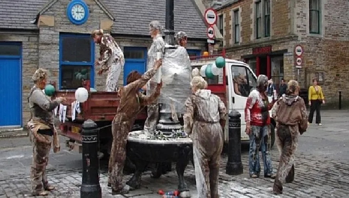 The strange custom of throwing black magic on the newlyweds