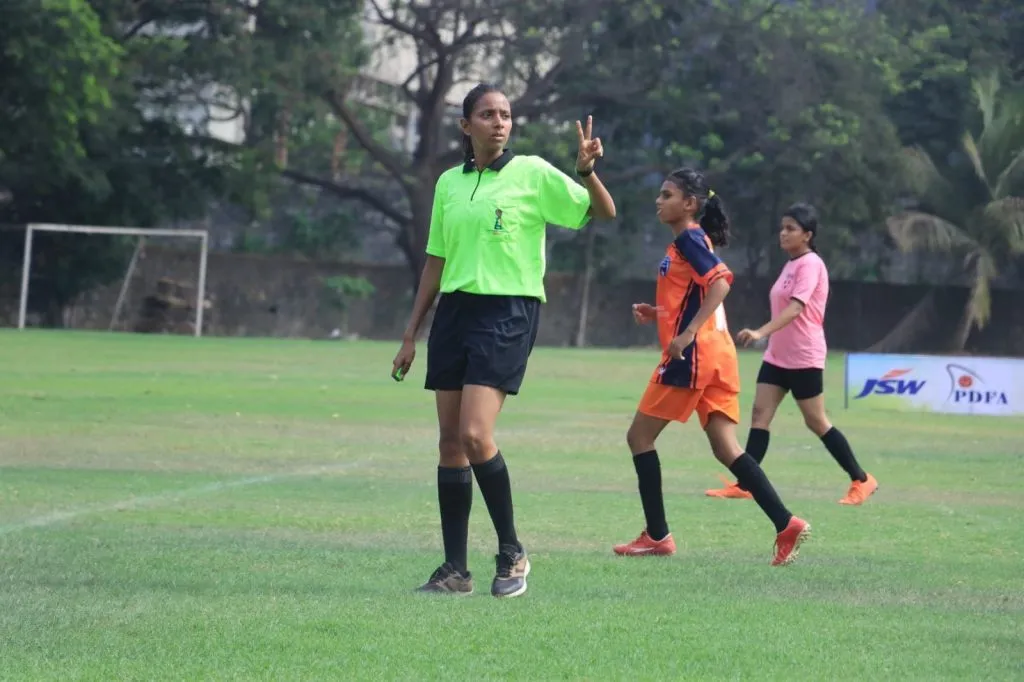 कोल्हापुरातील पहिली महिला फुटबॉल पंच : सिद्धी शेळके First female football referee in Kolhapur: Siddhi Shelke