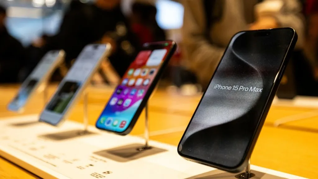 स्मार्टफोन बाजारपेठेत मंदीचे सावट Smartphone market in recession