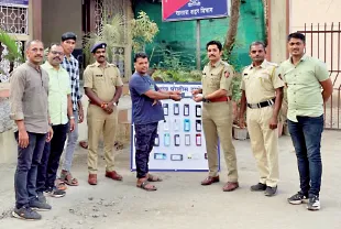 Borgaon police returned lost mobile phones to citizens
