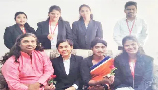 लॉ कॉलेजच्या विद्यार्थिनींनी साधला तृतीयपंथीयांची संवाद Law college students engaged in dialogue with the transgender community