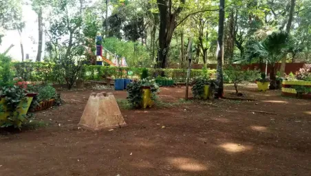 उद्यानाच्या प्रवेशद्वारात शौचालय बांधण्याचा घाट Plan to build a toilet at the entrance of the garden