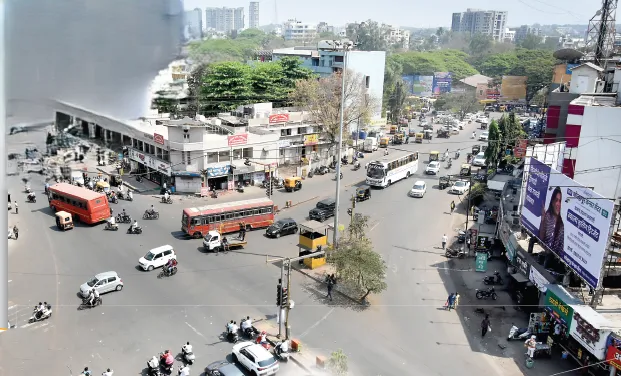 गर्दीत वेढलेला दाभोळकर कॉर्नर Dabholkar Corner surrounded by crowd