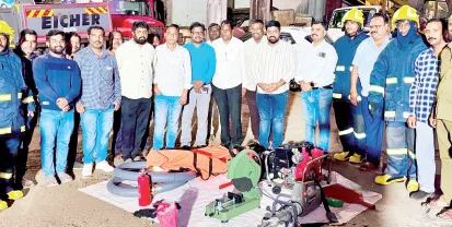 आगीशी सामना करण्यास अग्निशमन दल सुसज्ज The fire brigade is equipped to combat fires