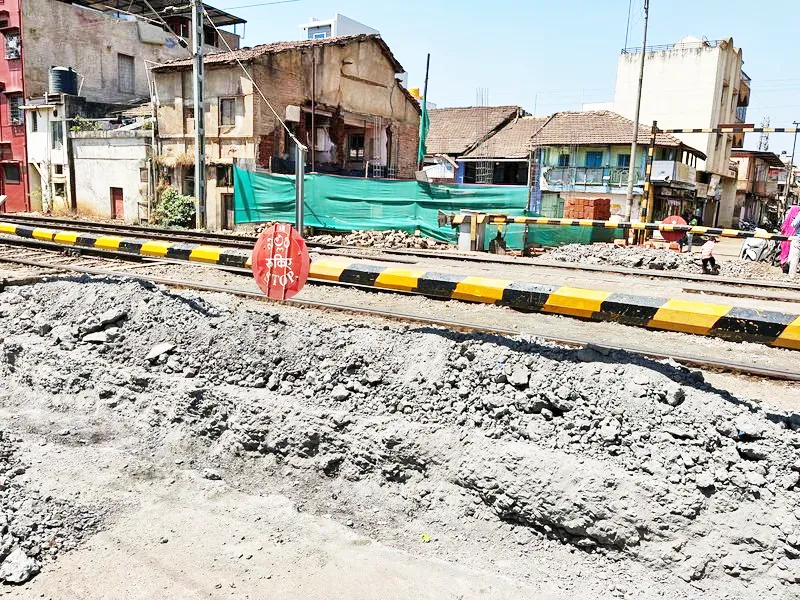 तानाजी गल्ली रेल्वेगेट बंद, हाल सुरू Tanaji Galli railway gate closed, increasing problems for citizens