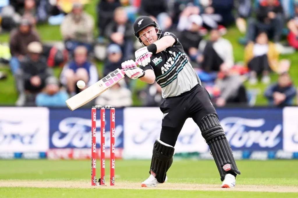 New Zealand crushes Pakistan: Wins by 5 wickets