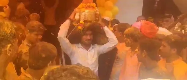 बाळूमामांचा रथ व दुधाच्या घागरींचे निढोरीत जल्लोषी स्वागत Grand Welcome for Balu Mama's Chariot & Milk Pots in Nidhori