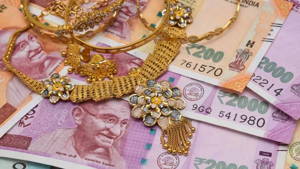 Maid steals jewelry and cash