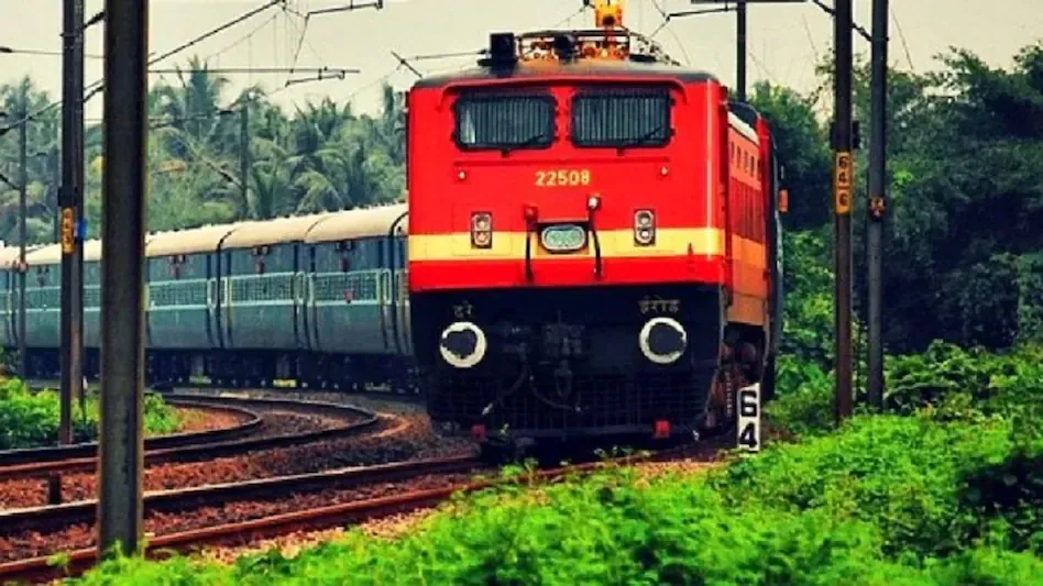 महिन्याला तीनशे फुकटे प्रवासी,एक लाख दंड Railways hit by 'Shakti' scheme