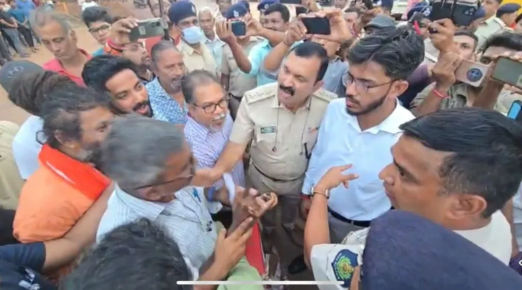 श्री खाप्रेश्वर मंदिर हटविण्यावरुन तणाव Tension over removal of Shri Khapreshwar temple