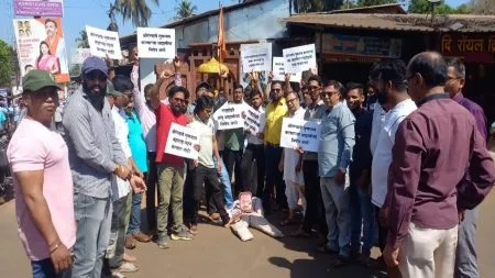 कुडाळात आमदार अबू आझमींच्या पुतळ्याला जोडे मारत निषेध